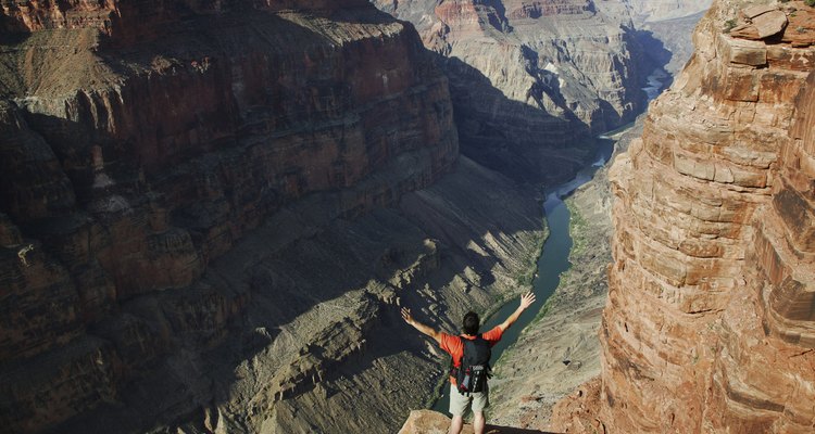La vista desde el borde del cañón da pocas pistas sobre el Colorado debajo.
