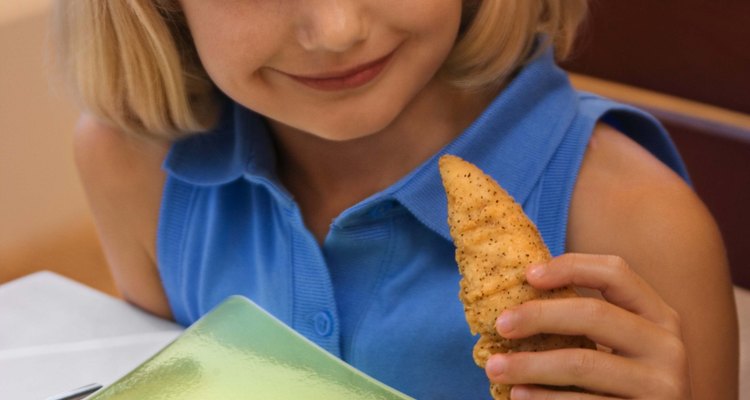 Crianças adoram pedaços de frango empanados