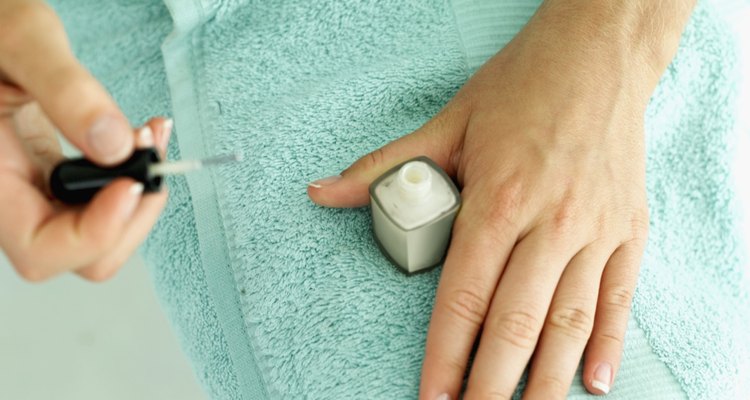 Acelera el proceso de secado de tus uñas al sumergirlas en agua fría.