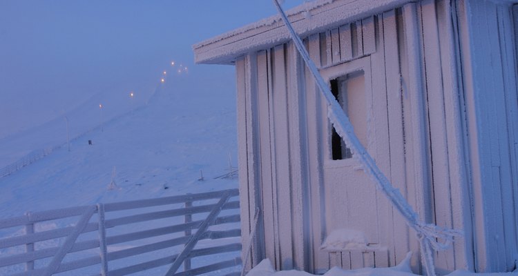 Una cabaña de playa expuesta a clima de invierno.