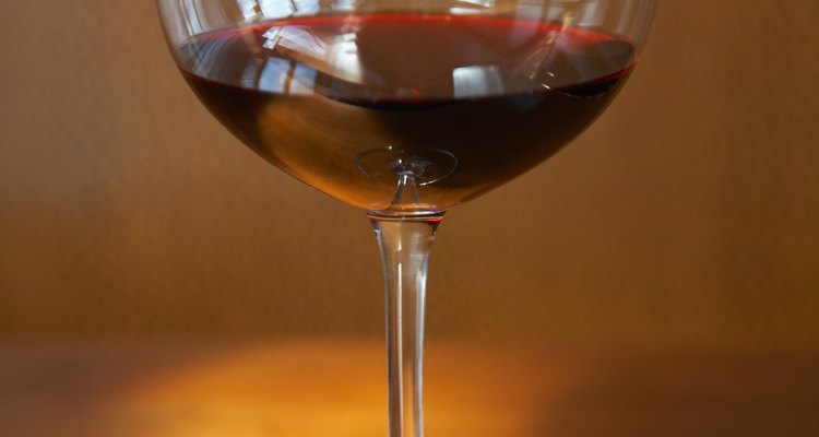 El vino tinto es mejor que el blanco para reducir el colesterol.