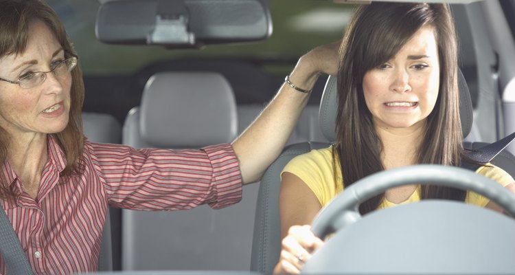 Enseñarle a conducir a tu hijo es estresante, pero no dejes que te vea nervioso.