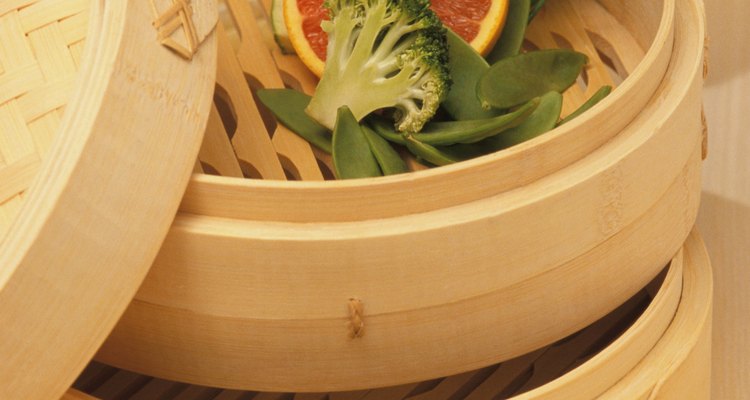 Las vaporeras de bambú están diseñadas para ser puestas en un wok de agua hirviendo para cocinar con vapor.