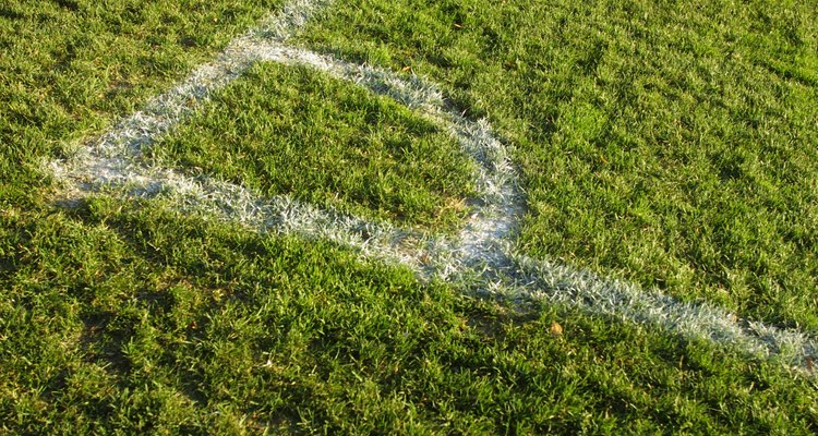 Faça uma rede de futebol de plástico de embrulhos de plástico
