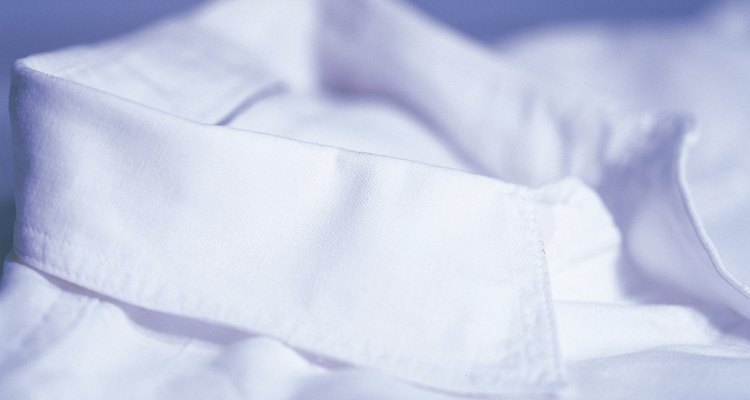 Las manchas en los cuellos de camisa deben ser retiradas después de cada uso, si es posible.