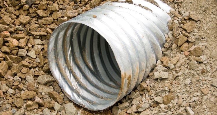 Un buen sistema de drenaje puede evitar que el agua se acumule en tu jardín.