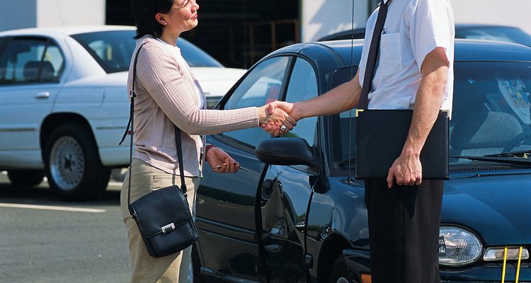 Los ajustadores de seguros de automóviles podrían recibir un vehículo de la empresa y el reembolso de sus gastos.