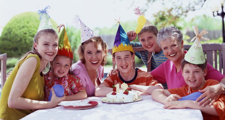 La familia y los amigos pueden estar juntos para hacer especial el cumpleaños del adolescente.