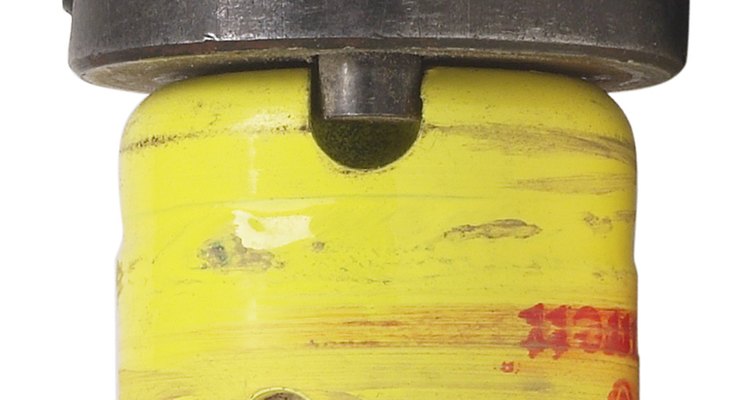 O uso de uma serra copo na furadeira facilita o corte do círculo