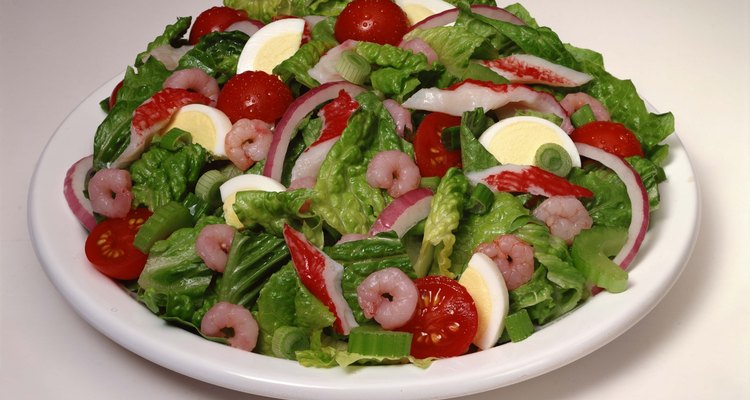 Los huevos duros son un alimento común. Van con ensaladas, son sabrosos cuando están "endiablados" y se pueden comer solos.