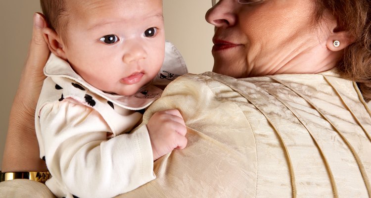 La ley sólo reconoce el derecho de custodia o visita de los padres biológicos o adoptivos del niño.