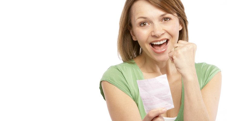 Paga impuestos sobre un premio de la lotería.