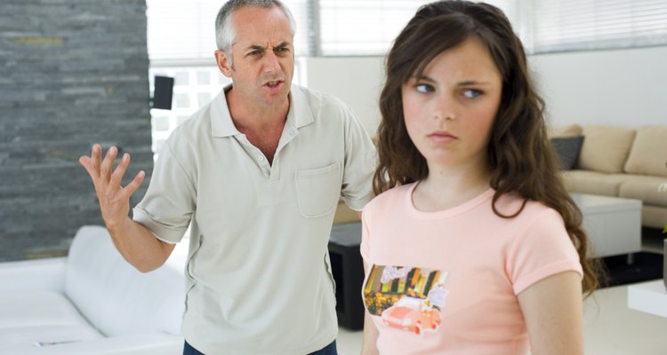 Ser un buen padre para tu hija adolescente significa establecer reglas y ser un padre.