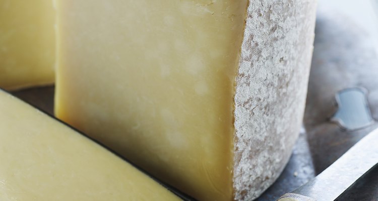 O queijo provolone é o campeão em quantidades de cálcio