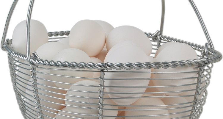 Revisa la frescura de los huevos antes de cocinarlos y así evitar enfermedades transmitidas por los alimentos.