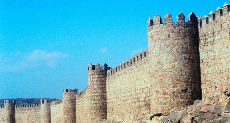 Las murallas del castillo se construyeron para resistir los ataques de catapultas.