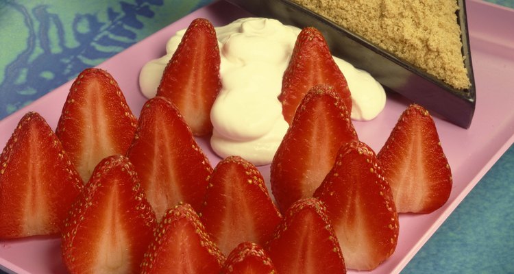 La crema batida se puede combinar con fresas frescas para hacer un postre rápido y sencillo.