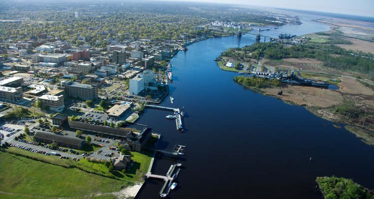 Wilmington se localiza en Cape Fear River, que fluye hacia el Océano Atlántico.