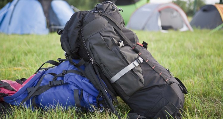 Lleva una tienda de campaña en tu mochila para tu viaje de fin de semana.