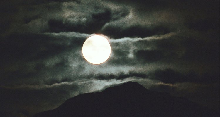 La luna tiene cuatro fases: nueva, creciente, llena y menguante.