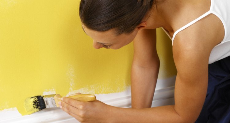 Aplica masilla antes de pintar para ocultar las imperfecciones de la pared.