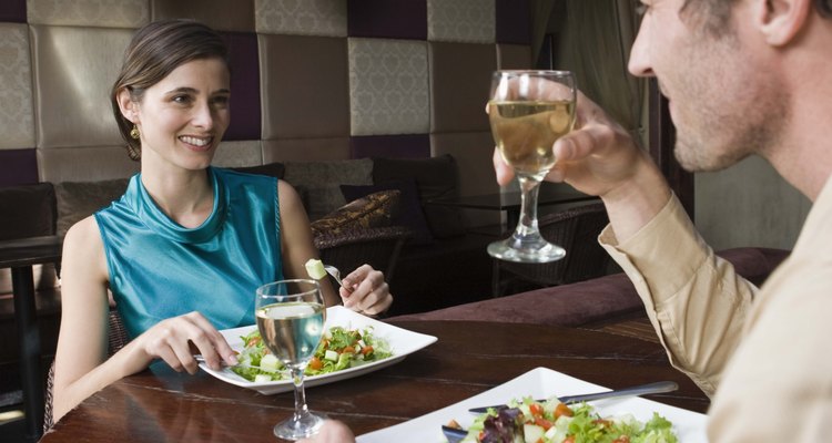 Apoya el cuchillo mirando hacia ti sobre el plato de ensalada luego de cortar un bocado.