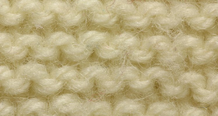 Un suéter es una prenda de vestir de punto, frecuentemente de lana, algodón o telas sintéticas, la cual cubre el tronco y extremidades superiores.