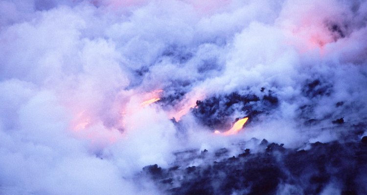 Os pontos quentes vulcânicos são locais onde o magma da astenosfera atinge a superfície, como na foto da Islândia