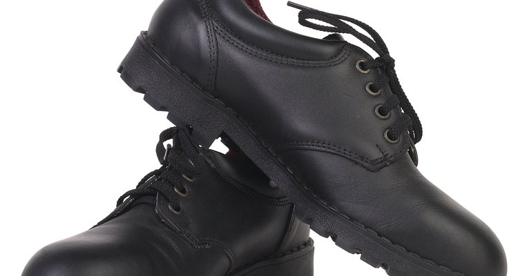 Alguns dos sapatos com solas e saltos de couro são as sapatilhas de balé, os sapatos sociais masculinos e as botas de trilha