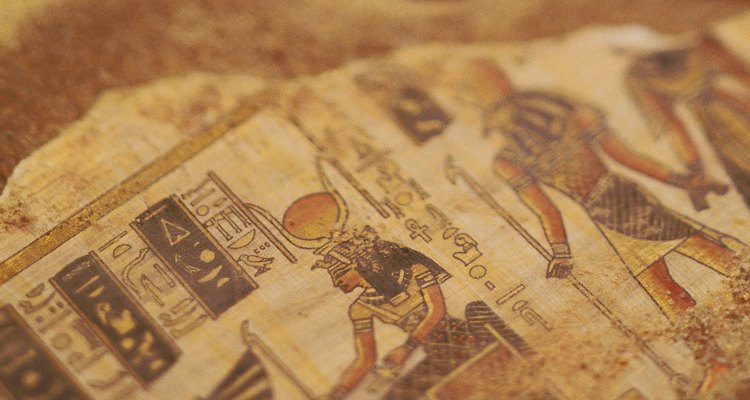 La forma hierática de escritura se encontró en papiros y cerámica.