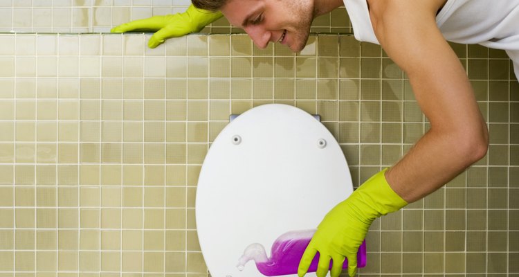 Vasos sanitários suspensos ocupam menos espaço em banheiros menores