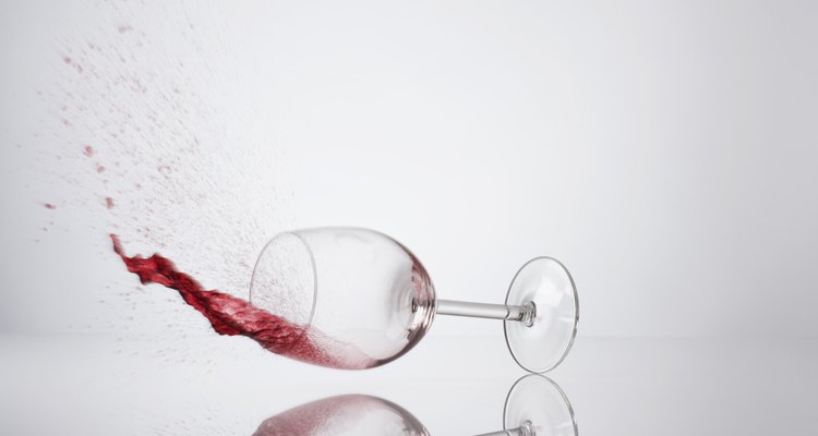 O vinho derramado no tapete pode deixar um odor persistente e azedo