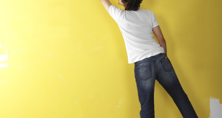 Hombre pintando la pared.