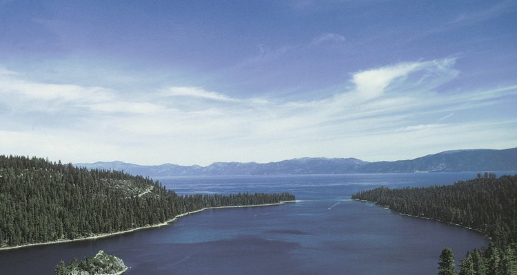 Emerald Bay de Lake Tahoe es una de muchas vistas impresionantes en El Dorado County.