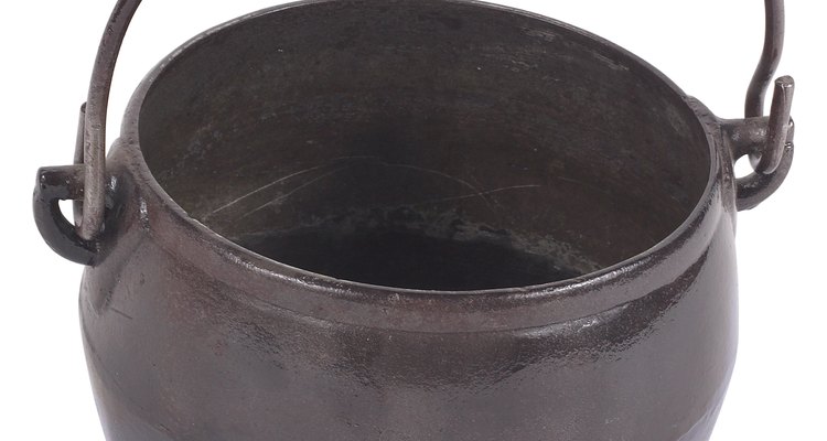 Estos recipientes fueron originalmente diseñados para ser colocados directamente sobre las brasas de una fogata para cocinar y disponen de una manija de alambre que se utiliza para retirar la olla del fuego después de la cocción.