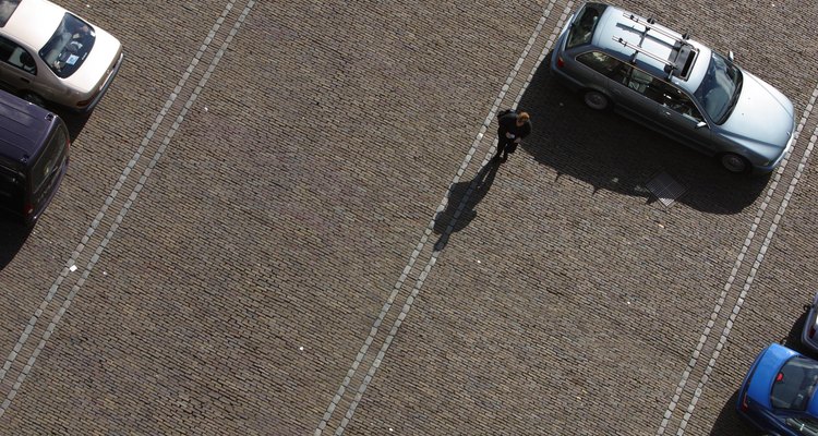 El asfalto y el concreto son materiales utilizados ampliamente en la construcción de estacionamientos.