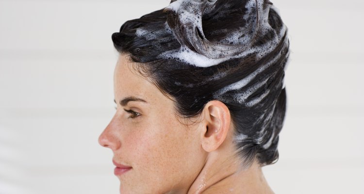 Rejuvenece el cabello seco y dañado con una receta de champú hidratante.