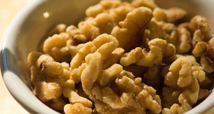 Las nueces pueden adornar tus cereales, yogurt y alimentos horneados.
