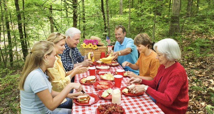 Comida campestre en el bosque.