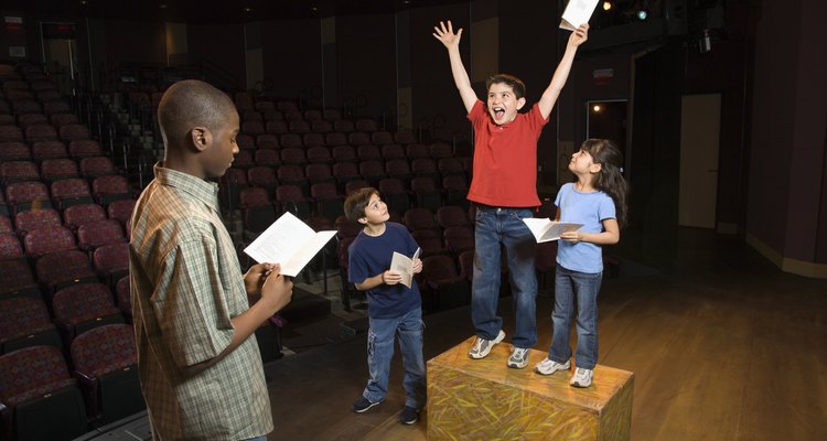 Introduce a tu hijo adolescente a las artes teatrales inscribiéndolo en clases de actuación.