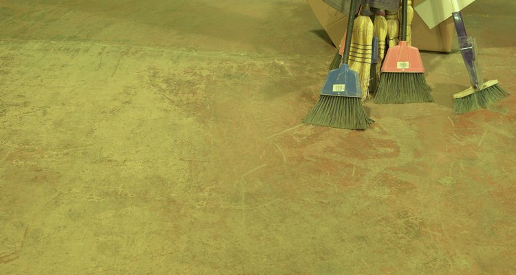 Prepara cuidadosamente una superficie de piso de concreto antes de aplicar baldosas de vinilo.