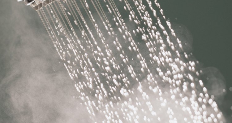 O vapor inalado em banhos quentes ajuda a umidecer a garganta