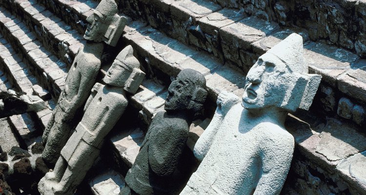 Las estatuas aztecas fueron creadas por hombres que trabajaban en la elaboración básica de material de artesanía.