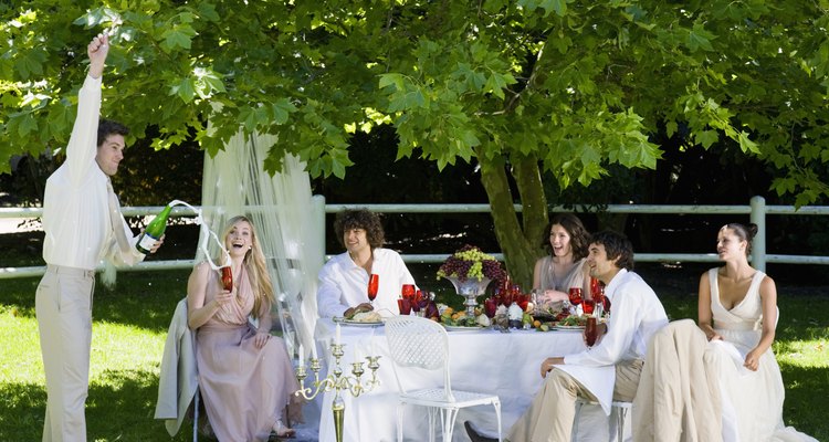 Los manteles con faldas se utilizan para eventos formales como las bodas.