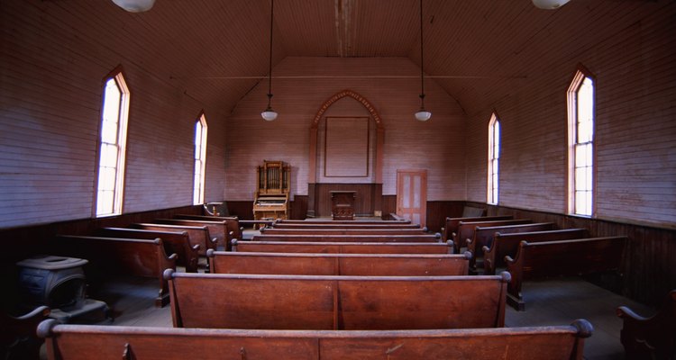 El interior de una iglesia vacía.