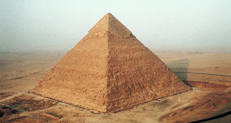 Las pirámides de Egipto son una de las formas de pirámide más identificables del mundo.