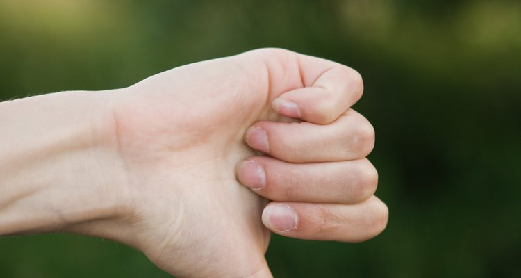 Enfaixar o dedão pode ajudar a melhorar a tendinite na área