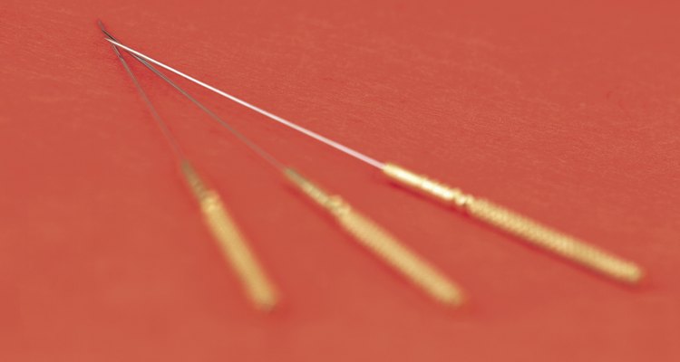 Las agujas para perforaciones corporales (body piercing) son empaquetadas en pequeñas bolsas y luego colocadas en autoclaves para su esterilización previa a la perforación.