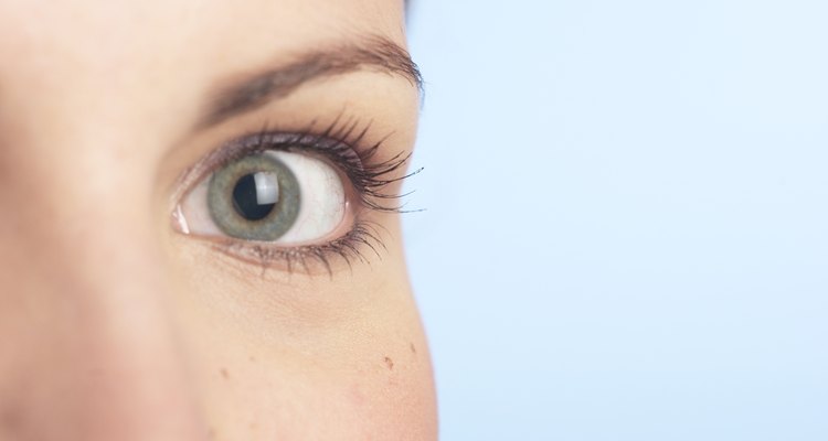 Las cejas más claras pueden resaltar el color de tus ojos.