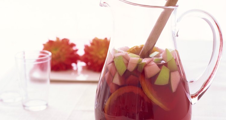 A sangria precisa assentar por 12 horas para que seus sabores sejam incorporados